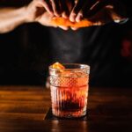 barmen, sosyetik kadın ve portakal kabuğuyla barda sosyetik kadını hazırlıyor